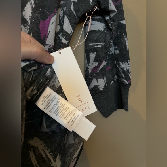 ⚽️ LuLaRoe Cozy Kate 3/4 Sleeve Sharkbite T, Small, NWT - Picture 4 of 6